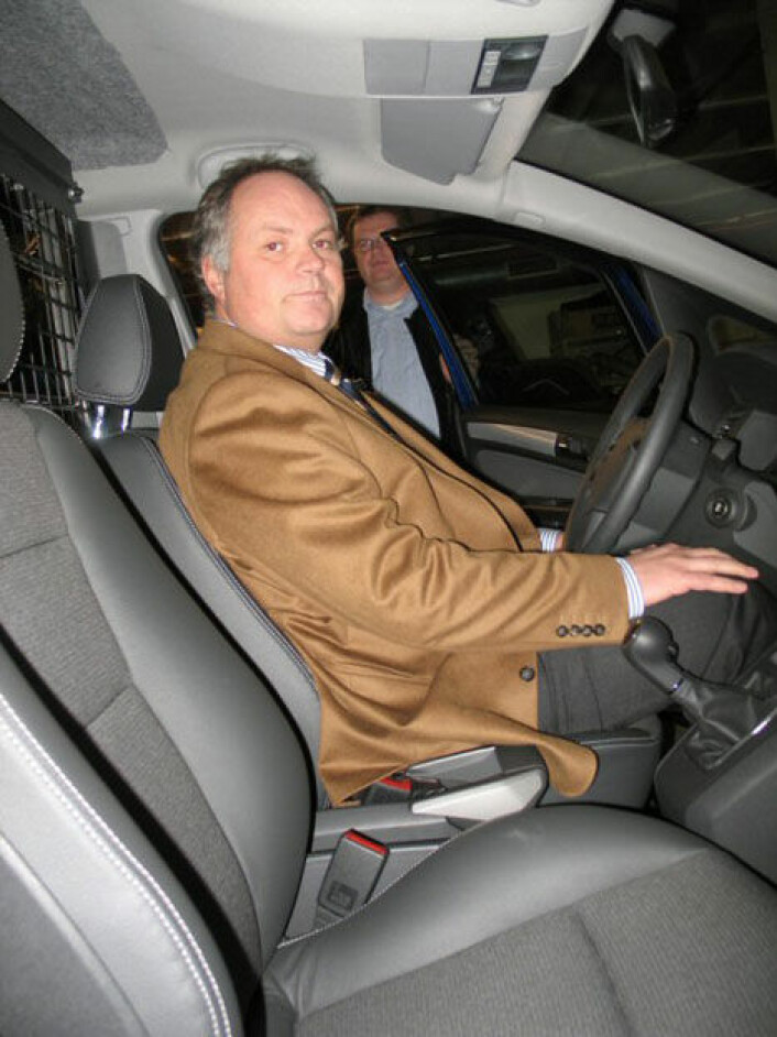 <br>Det er ikke bare den norske GM-sjefen, Petter Smebye som får det trangt bak rattet i en Zafira varebil<br>