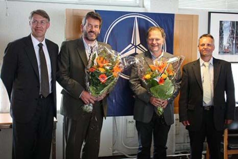 Direktør Mercedes-Benz Nyttekjøretøy Roar Sollie (til venstre) og direktør Eirik Lohne (til høyre) hos Algaard AS i Arna stod for den offisielle overrekkelsen i Bergen til Tide Buss AS ved Adm. direktør Ida Sylta (nr 2 fra v.). Tilstede var også Direktør