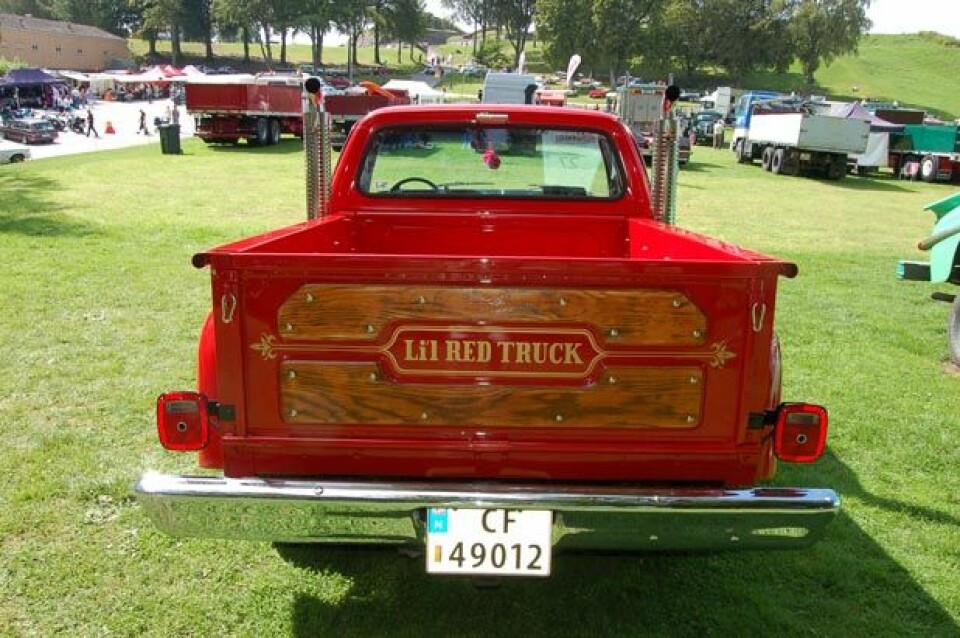 Halden 2009Den skinnende røde Dodge Li´l Red Truck til Kjell Flauring fikk 2. plassen i Pickup-klassen. Foto: Knut Skallerud