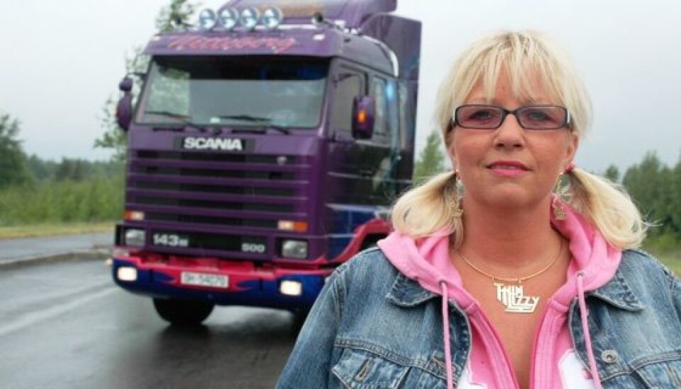 LASTEBILFAMILIE: Eli Nitteberg fotografert for noen år siden med en av sine iøyenfallende lastebiler. I år vant sønnen Andreas Nitteberg Scandinavian Truck Trophy.