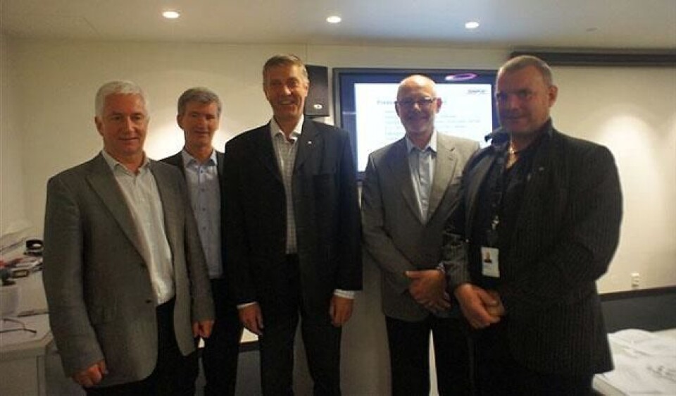 En fornøyd utstillingskomité. Fra venstre: Olav Slaatsveen, NLF; Trond Andersen, Norges Varemesse; Tore Lillemork, B.I.L; Hans Otto Westli, Påbyggergruppen og Arne Johan Gjerstad, NHO Transport.