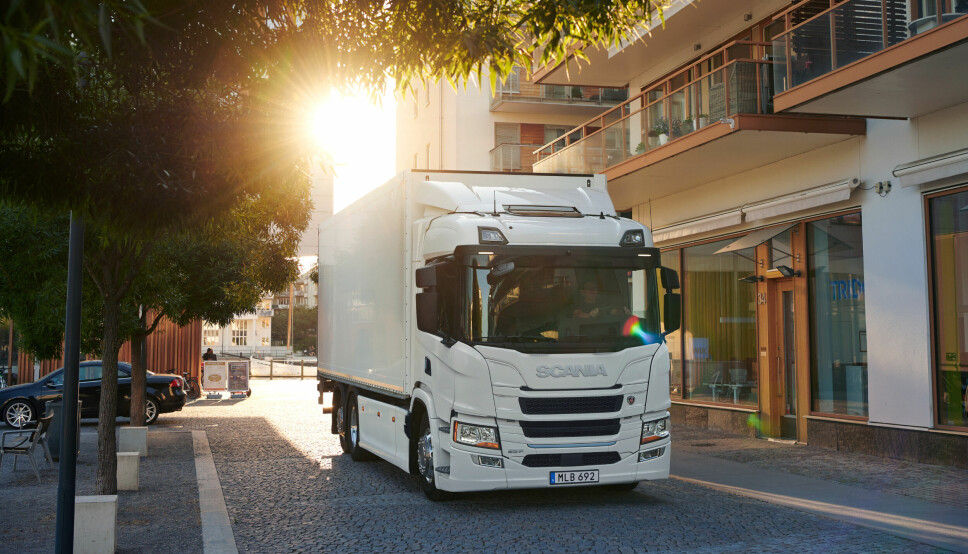 Scania har lansert batterielektriske lastebiler, som denne en 6x2 distribusjonsbil, og publisert en rapport som sammenligner livsløp for el-lastebiler og diesel-lastebiler.
