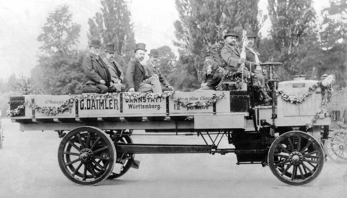 Daimler 5-Tonner på Verdensutstillingen i Paris i 1898. Daimler 5-Tonner på Verdensutstillingen i Paris i 1898.