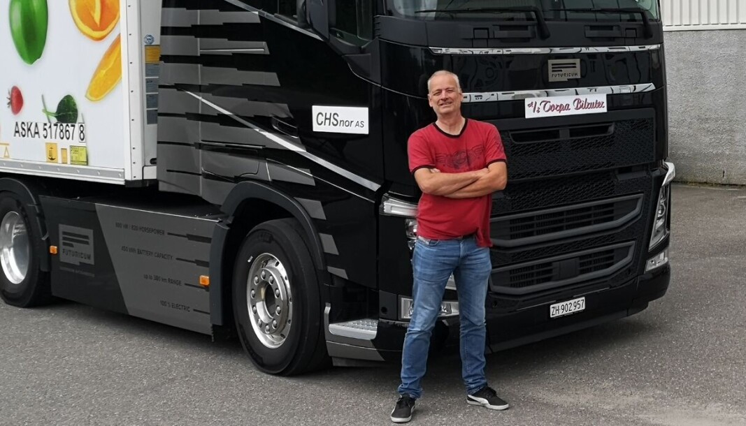 Kent Ibsen, daglig leder i CHSnor AS, har planer om å bygge om trekkvogner til eldrift lokalt på Moelv, i samarbeid med det sveitsiske selskapet Designwerks varemerke Futuricum. Her med pilottrekkvognen «Emma», som egentlig heter Futuricum FH 40E. Kent Ibsen, daglig leder i CHSnor AS, har planer om å bygge om trekkvogner til eldrift lokalt på Moelv, i samarbeid med det sveitsiske selskapet Designwerks varemerke Futuricum. Her med pilottrekkvognen «Emma», som egentlig heter Futuricum FH 40E.
