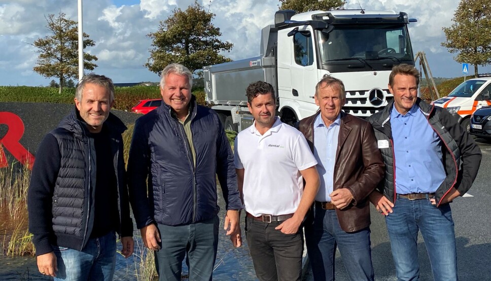 STOR KONTRAKT: Bjørn Risa (fra venstre) (daglig leder Risa/styreleder Rental.one) Jarle Viuls (daglig leder Bertel O. Steen Lastebil og Buss), Kjetil Friestad (daglig leder Rental.one) Jan Ole Tronstad (regionsjef Bertel O. Steen Lastebil og Buss) og Arill Olsen (selger Bertel O. Steen Lastebil og Buss).