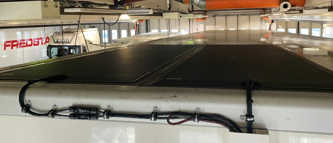 Energipanelene er montert på taket på test-trallene.