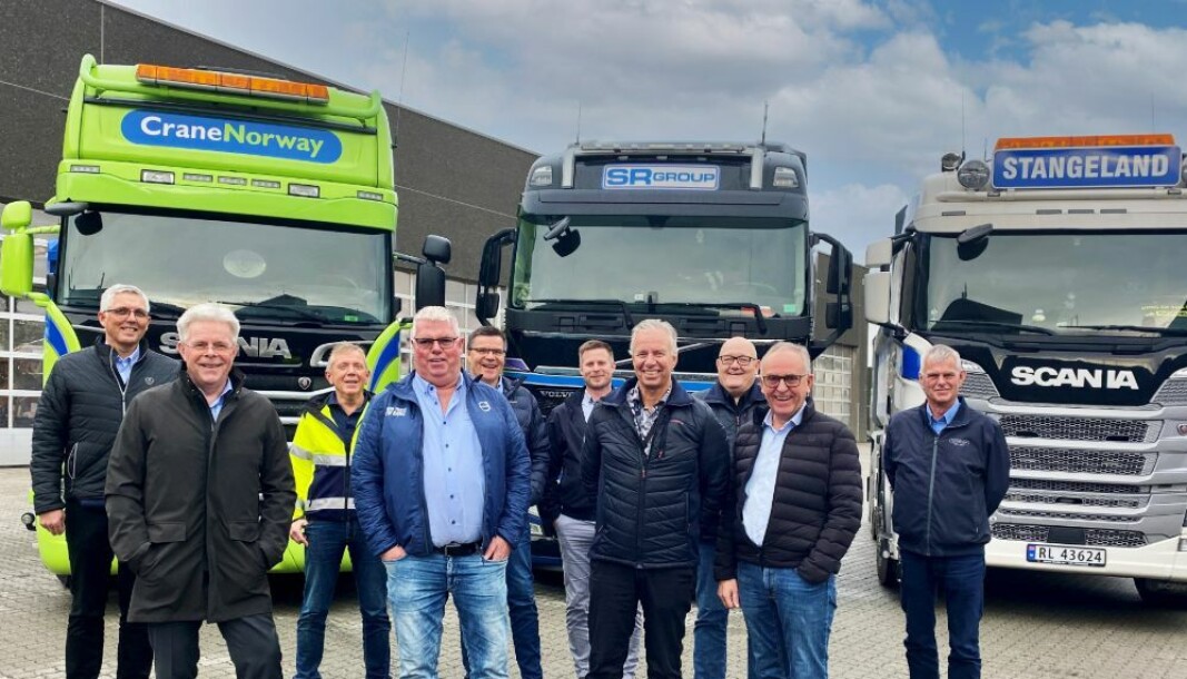 Fra venstre Arild Netland (Norsk Scania), Frode Neteland (Norsk Scania), Kjell Arild Egeland (Stangeland maskin), Terje Stangeland (Trucknor Rogaland), Ståle Jensen (Trucknor Rogaland), Tore Oftedal (Crane Norway), Bjørn Røstad (SR-Group), Helge Hinna (SR-Group), Olav Stangeland (Stangelandgruppen) og Birger Lea (Crane Norway). Fra venstre Arild Netland (Norsk Scania), Frode Neteland (Norsk Scania), Kjell Arild Egeland (Stangeland maskin), Terje Stangeland (Trucknor Rogaland), Ståle Jensen (Trucknor Rogaland), Tore Oftedal (Crane Norway), Bjørn Røstad (SR-Group), Helge Hinna (SR-Group), Olav Stangeland (Stangelandgruppen) og Birger Lea (Crane Norway).