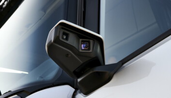Kameraene er plassert rett under siderutene og er innfellbare. Kamerahuset kan lakkeres i bilens farge.