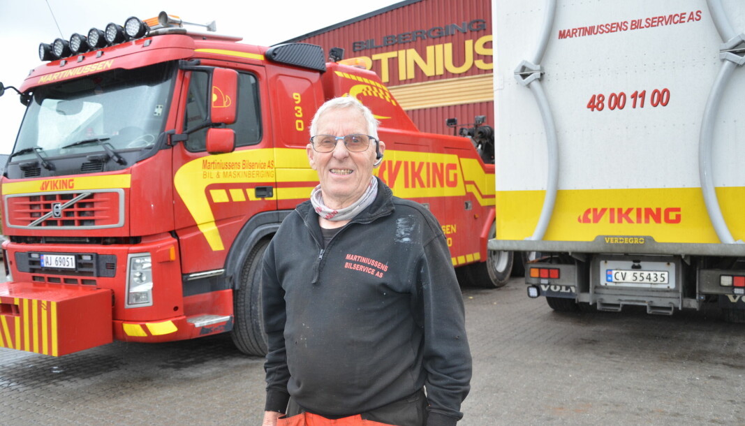 Knut Martiniussen i sitt ess, med arbeidsklærne på og lastebilen i armlengdes avstand.