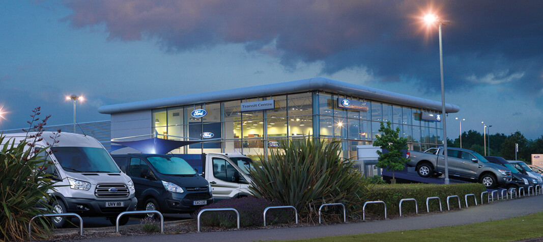 Ford har både første og andreplassen på registreringsstatistikken for varebiler i Storbritannia, med Transit Custom (1) og Transit 2T (2). Ford har både første og andreplassen på registreringsstatistikken for varebiler i Storbritannia, med Transit Custom (1) og Transit 2T (2).