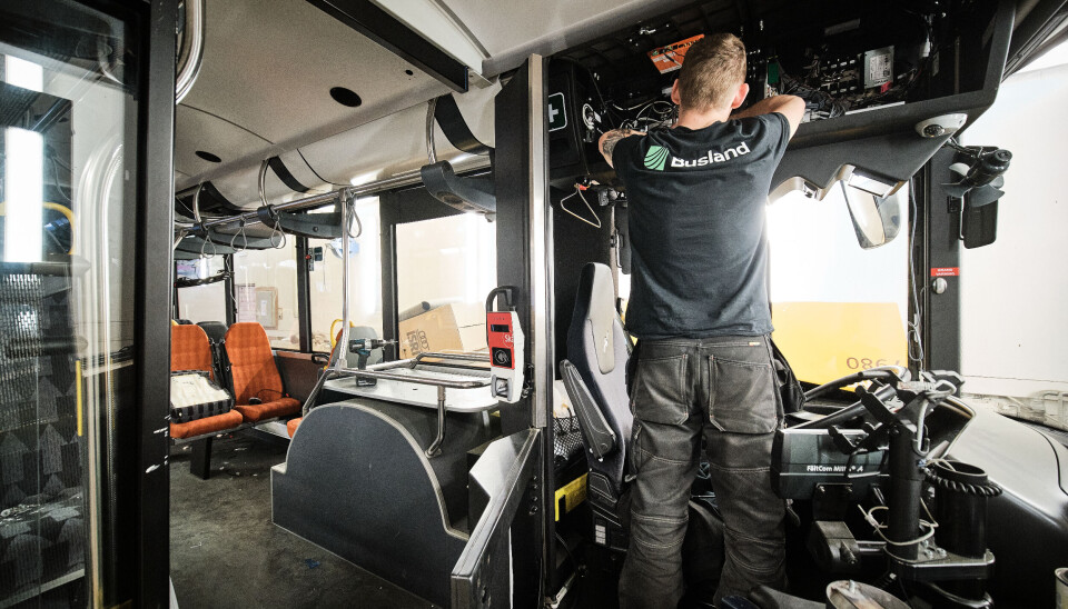 MIDTLIVSOPPGRADERING: «Mid Life Upgrade» innebærer full gjennomgang av bussen ut- og innvendig. Skadeutberding, lakkering, nye setetrekk, gulvbelegg og oppgradering av elektronikk står på menyen. MIDTLIVSOPPGRADERING: «Mid Life Upgrade» innebærer full gjennomgang av bussen ut- og innvendig. Skadeutberding, lakkering, nye setetrekk, gulvbelegg og oppgradering av elektronikk står på menyen.