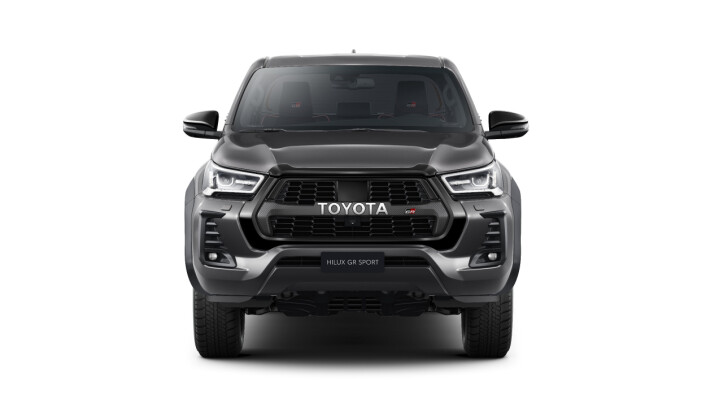 Den sorte grillen foran har et eget G-mønster og er utstyrt med bokstavene TOYOTA på klassisk vis i stedet for merkelogo. Denne detaljen er hentet fra 4. generasjon Hilux på tidlig 80-tall. Den sorte grillen foran har et eget G-mønster og er utstyrt med bokstavene TOYOTA på klassisk vis i stedet for merkelogo. Denne detaljen er hentet fra 4. generasjon Hilux på tidlig 80-tall.