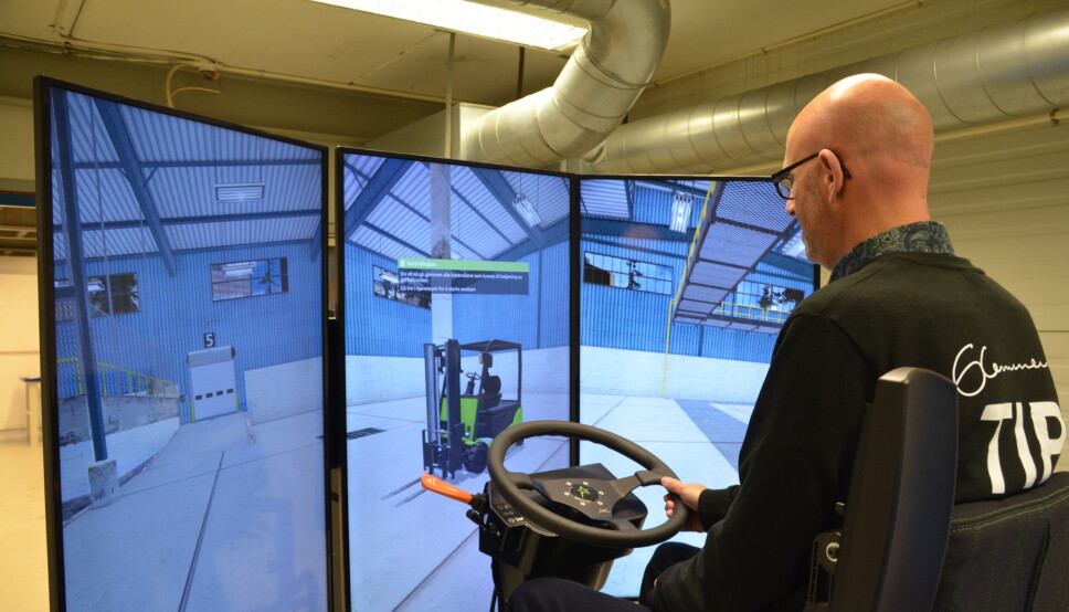 Med en prislapp på en halv million bare for simulatoren, der man kan kjøre lastebil, personbil eller truck, koster det litt å dra i gang et utdanningstilbud som den nystartede linjen Transport og logistikk VG2 ved Glemmen videregående skole i Fredrikstad. Med en prislapp på en halv million bare for simulatoren, der man kan kjøre lastebil, personbil eller truck, koster det litt å dra i gang et utdanningstilbud som den nystartede linjen Transport og logistikk VG2 ved Glemmen videregående skole i Fredrikstad.