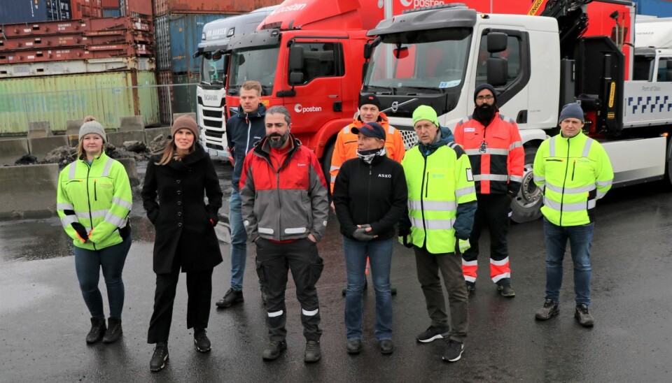 Miljøbyråd Sirin Stav og fylkesråd Olav Skinnes sammen med de sju sjåførene i paraden: Andrea Josefine Nyland (Tom Wilhelmsen), Hans Erik Becker (Becker), Waqar Khan (Schenker), Finn Axel Gulbrandsen (Oslo havn), Vedat Yilmaz (Posten), Gunn-Heidi Wilhelmsen (Asko) og Simen Fearnley (Asko) Miljøbyråd Sirin Stav og fylkesråd Olav Skinnes sammen med de sju sjåførene i paraden: Andrea Josefine Nyland (Tom Wilhelmsen), Hans Erik Becker (Becker), Waqar Khan (Schenker), Finn Axel Gulbrandsen (Oslo havn), Vedat Yilmaz (Posten), Gunn-Heidi Wilhelmsen (Asko) og Simen Fearnley (Asko)
