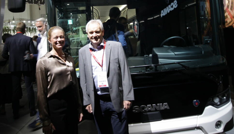 Anna Carmo e Silva er buss-sjef i Scania og blir nå leder for Bussgruppen i ACEA. Her er hun avbildet med Olav Dårflot, bussdirektør i Norsk Scania, under Busworld i Brussel.
