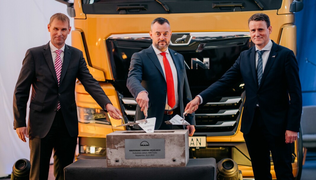 Grunnstenen ble lagt ned av, fra venstre: Michael Kobriger, styremedlem med ansvar for Produksjon og Logistikk i MAN Truck & Bus SE, Dr. Richard Slovak, fabrikkdirektør for MAN Krakow, og Alexander Vlaskamp, den nye MAN-toppsjefen.