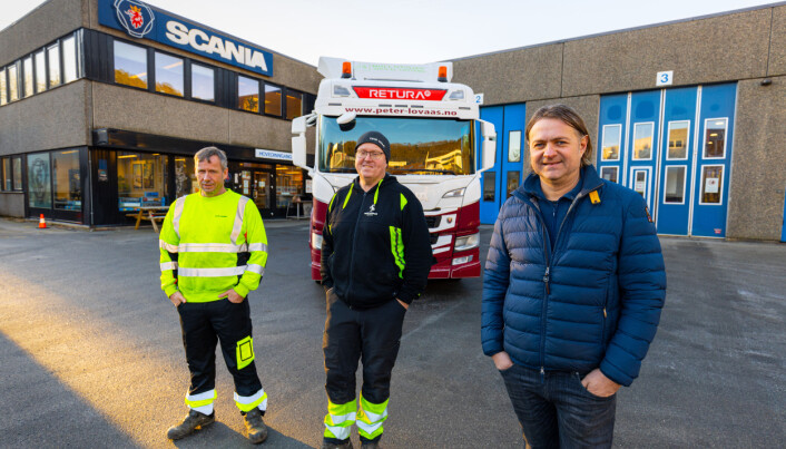 Alf Ruben Wiese Møll (t.h.), daglig leder i Peter Løvaas Transport AS, sammen med to av selskapets ansatte og den nyanskaffede helelektriske krokløftbilen. Alf Ruben Wiese Møll (t.h.), daglig leder i Peter Løvaas Transport AS, sammen med to av selskapets ansatte og den nyanskaffede helelektriske krokløftbilen.