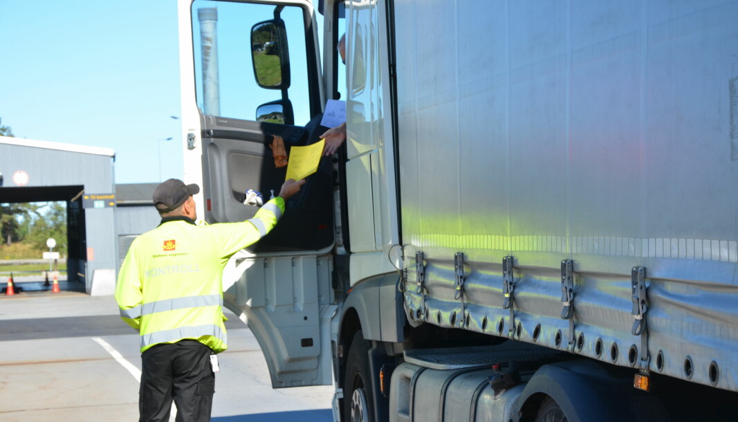 Kontrollørene på Svinesund ser ikke bare etter overvekt, dårlig sikring av last eller tekniske mangler - men også yrkessjåførenes arbeidsforhold.