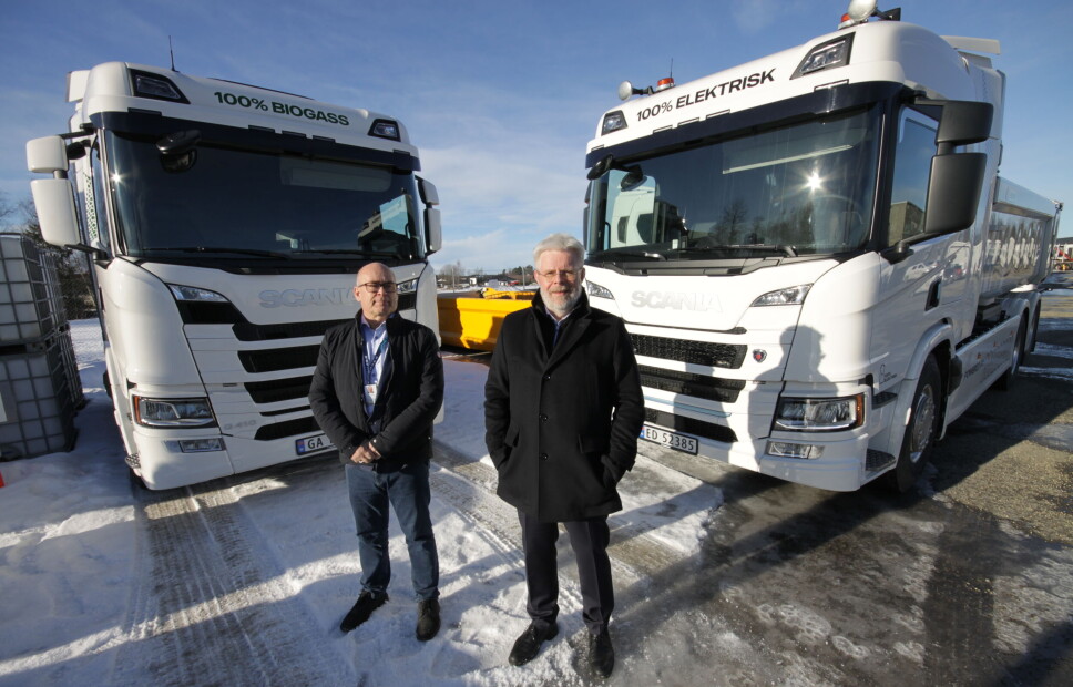 John Lauvstad (t.v.), direktør for markedsføring, kommunikasjon og bærekraft, og Frode Neteland, administrerende direktør i Norsk Scania, sier mange kunder nå er usikre på hvilken drivlinjeteknologi de skal velge. Her viser de to av selskapets nye demobiler på el og biogass. John Lauvstad (t.v.), direktør for markedsføring, kommunikasjon og bærekraft, og Frode Neteland, administrerende direktør i Norsk Scania, sier mange kunder nå er usikre på hvilken drivlinjeteknologi de skal velge. Her viser de to av selskapets nye demobiler på el og biogass.