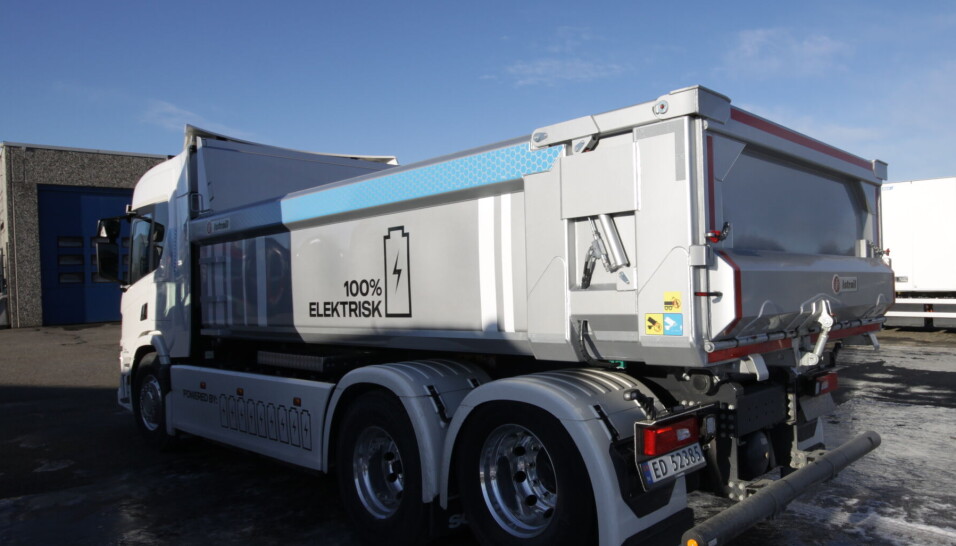 Norsk Scania har bygget opp en elektrisk P 230 B6x2NB med Istrail-kasse på så kunder kan prøve hvordan det fungerer med elektrisk tippbil. Norsk Scania har bygget opp en elektrisk P 230 B6x2NB med Istrail-kasse på så kunder kan prøve hvordan det fungerer med elektrisk tippbil.