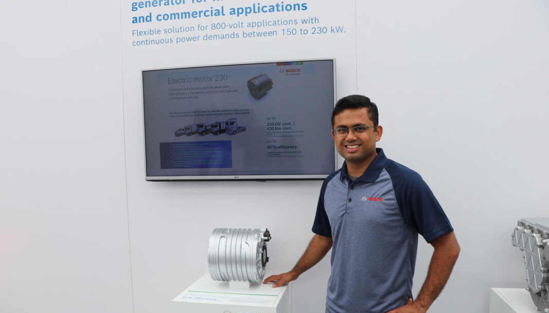 Dr. Shyam Jade i Bosch North America viser frem elmotoren utviklet for nyttekjøretøy. Dr. Shyam Jade i Bosch North America viser frem elmotoren utviklet for nyttekjøretøy.