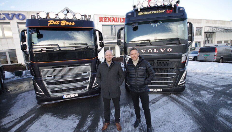 – Spesialbygde Pit Boss og den nye FH Globetrotter Royal, som skal bygges i et begrenset opplag for det norske markedet, sørger for å spre entusiasme både internt i Volvo Norge og ut til kundene, sier Karstein Ahlin (t.v.), administrerende direktør, og Bjørn Inge Haugan, direktør for salg, kommunikasjon og marked. – Spesialbygde Pit Boss og den nye FH Globetrotter Royal, som skal bygges i et begrenset opplag for det norske markedet, sørger for å spre entusiasme både internt i Volvo Norge og ut til kundene, sier Karstein Ahlin (t.v.), administrerende direktør, og Bjørn Inge Haugan, direktør for salg, kommunikasjon og marked.