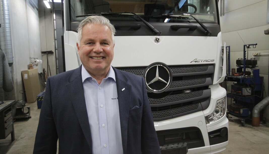 Jarle Viuls, konserndirektør for Mercedes-Benz Lastebil og Buss i Bertel O. Steen, venter på å kunne tilby elektriske lastebiler. Produksjon av elektriske eActros for det norske markedet er planlagt i andre halvår, men i disse usikre leveringstider frykter han forsinkelser.