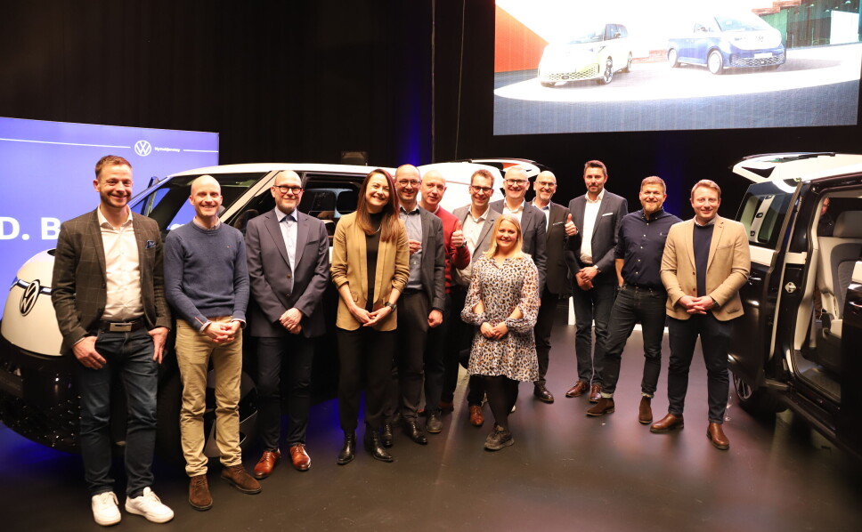 Her er laget fra Volkswagen Nyttekjøretøy som nå introduserer ID.Buzz i Norge. Fra venstre: Lars Joakim Hanssen, Christian Nyhus (produktsjef for ID. Buzz), Ulf Arne Nilsen, Ingvild Øversveen, Pål Pettersen, Glenn Slettengen, Dag Ivar Grefslie, Cecilie Rolseth, Håkon Wirak, Arne Kjellemo og Kristian Viddal. De to ytterste til høyre er Thomas Mietinen og Benjamin Berntsen fra Volkswagen Personbil. Her er laget fra Volkswagen Nyttekjøretøy som nå introduserer ID.Buzz i Norge. Fra venstre: Lars Joakim Hanssen, Christian Nyhus (produktsjef for ID. Buzz), Ulf Arne Nilsen, Ingvild Øversveen, Pål Pettersen, Glenn Slettengen, Dag Ivar Grefslie, Cecilie Rolseth, Håkon Wirak, Arne Kjellemo og Kristian Viddal. De to ytterste til høyre er Thomas Mietinen og Benjamin Berntsen fra Volkswagen Personbil.