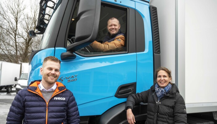 Rune Hammer, Key Account Manager i Iveco Norge, kunne overlevere den første S-Way 340 NP gassbilen til teknisk sjef Roy Gulbrandsen og assisterende direktør for bærekraft May-Kristin Solberg Willoch i PostNord.