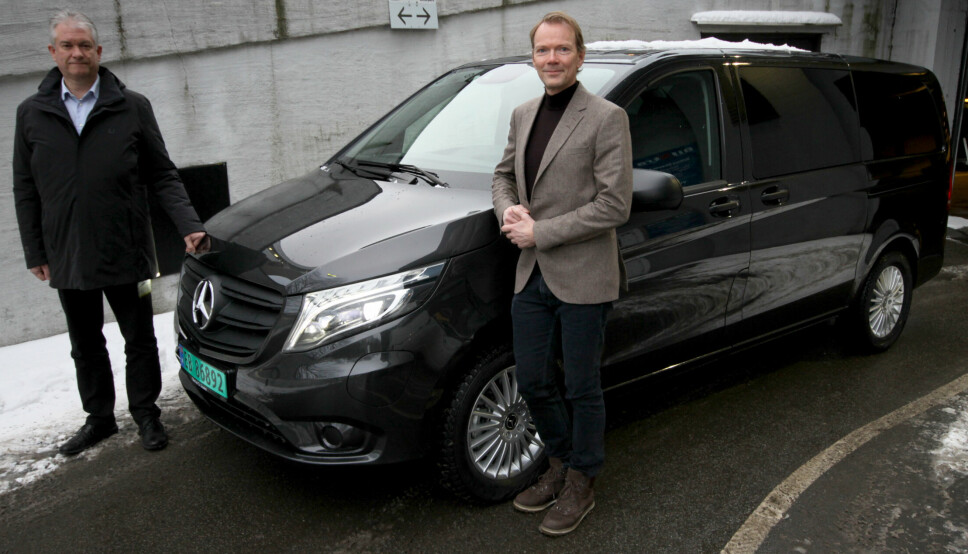 Mercedes-Benz leder registreringsstatistikken i det norske varebilmarkedet etter første kvartal. Det gleder Kjetil Myhre (t.h.), konserndirektør Mercedes-Benz, og Per Ragnar Johansen, salgsdirektør for Mercedes-Benz varebiler.