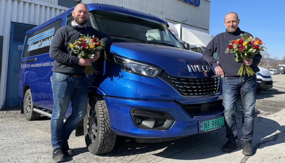 Telemark Lastebil AS er kåret til Årets Iveco-forhandler i Norge. Her representert ved Ole Christian Solli (t.v.) og Tor Øystein Røros Olsen.