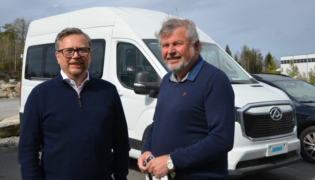 Vidar Engen (t.v.) og Leif Engen i Au2 Norge AS har lang erfaring med bygging og salg av minibuss.