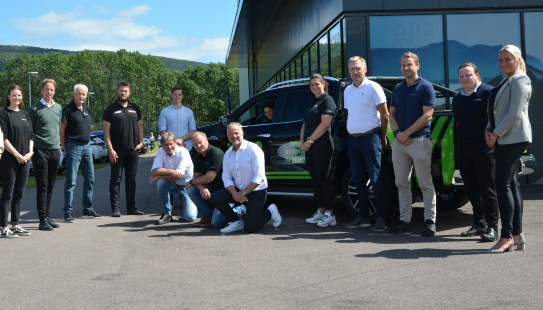 SAMARBEIDSPARTNERE: Your Mobility-ledelse og underleverandører samlet foran hovedkontoret i Solbergelva ved Drammen. Fra venstre: Renate Resvoll Holm, Pickupsenteret, Christian Salvesen, KGK, Terje Hagen, Eberspächer Norge, Kim Morønning, Vianor, Joachim Gill, RSA, (Your Mobility-teamet med Margaret Krogstad i bilen og Sven Myrvollen, Morten Leonsen og Trond Gladsø knelende) videre står Karianne Berg Berntsen, ABAX, Lars Tore Kalager, Toyota Drammen, Kristoffer Gravdal, Albjerk Bil, Joakim Grothaug, Würth, Christina Riise Pedersen, Norsk Biltransport. SAMARBEIDSPARTNERE: Your Mobility-ledelse og underleverandører samlet foran hovedkontoret i Solbergelva ved Drammen. Fra venstre: Renate Resvoll Holm, Pickupsenteret, Christian Salvesen, KGK, Terje Hagen, Eberspächer Norge, Kim Morønning, Vianor, Joachim Gill, RSA, (Your Mobility-teamet med Margaret Krogstad i bilen og Sven Myrvollen, Morten Leonsen og Trond Gladsø knelende) videre står Karianne Berg Berntsen, ABAX, Lars Tore Kalager, Toyota Drammen, Kristoffer Gravdal, Albjerk Bil, Joakim Grothaug, Würth, Christina Riise Pedersen, Norsk Biltransport.
