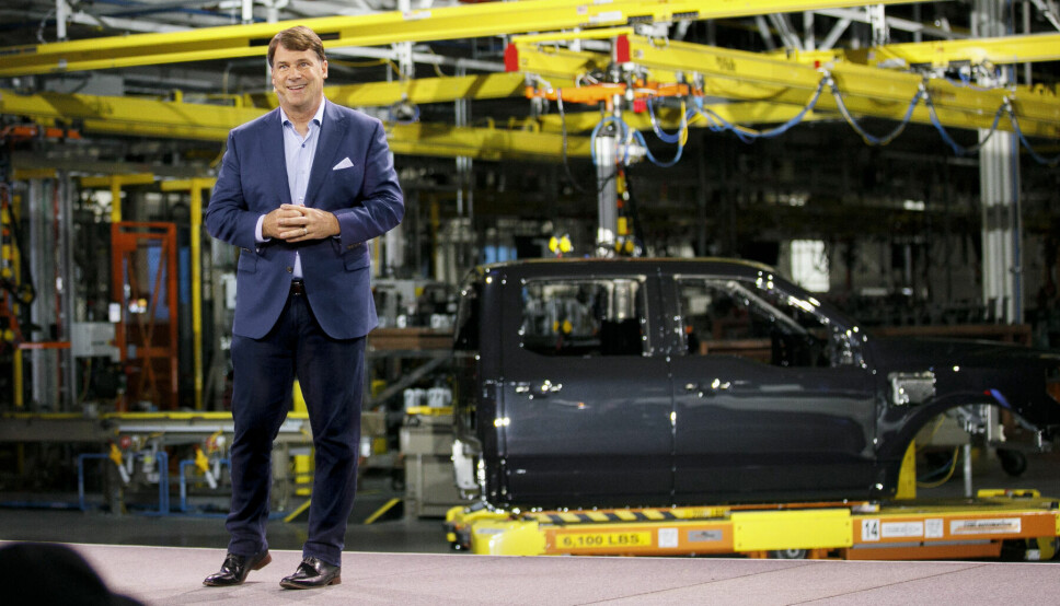Ford-sjef Jim Farley røpet nylig at de jobber med en ny elektrisk pickupmodell i tillegg til F-150 Lightning, som han her har i bakgrunnen.