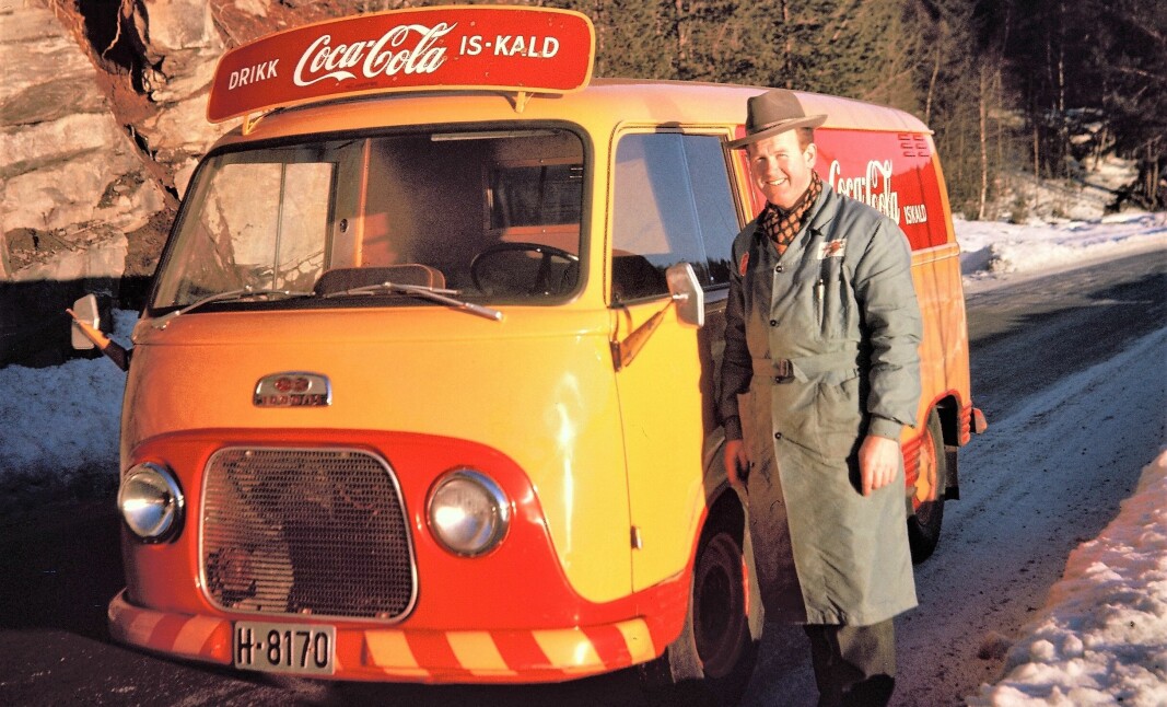 Iskald brus på islagt vei: En smilende kar i lagerfrakk og hatt distribuerte Coca-Cola i Telemark. YrkesBil er etter publisering gjort oppmerksom på at mannen på bildet er Hans Jakob Hillestad. Han og hans to brødre drev Telemark Mineralvannfabrikk på Notodden. H-8170 var for øvrig en Ford FK 1000/1.5 – det vil si med 1,5-liters motoren som kom i 1955. Bildet kan altså ikke være eldre.