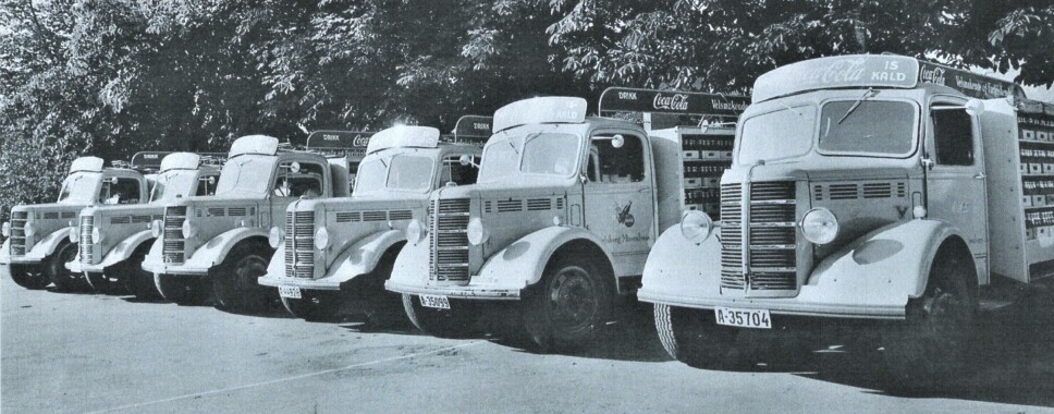 BEDFORD: Jarlsberg anskaffet seks nye Bedford i 1951. Fra høyre A-35704, A-35099, A-44928 og A-37660. De to lengst unna har ikke lesbare skilter. Bil nr. tre og fem fra høyre er K- eller M-serie, de andre med kortere front er O-serie. (Foto utlånt av Tom. G. Fjellstad)