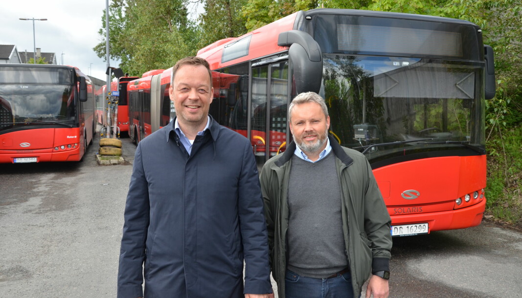 TRENGER FLERE FOLK: Administrerende direktør Sverre Skaar (t.v.) og ettermarkedssjef Stig Tore Fjeld i Solaris Norge er på jakt etter flere nye mekanikere i forbindelse med at Solaris har vunnet et stort anbud i Oslo.