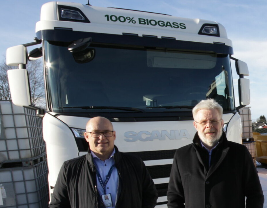 GIR GASS: John Lauvstad (t.v.), direktør for markedsføring, kommunikasjon og bærekraft og administrerende direktør Frode Neteland i Norsk Scania.