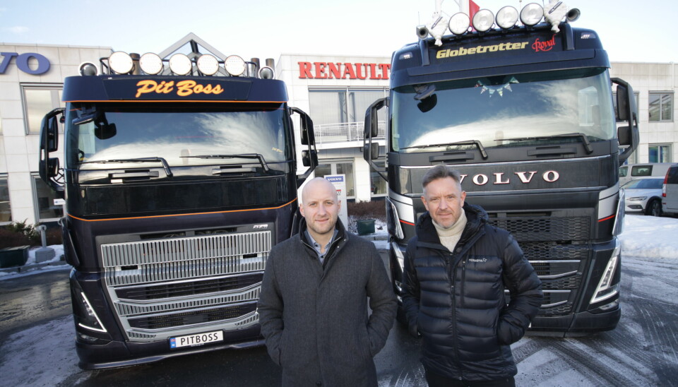 SELGER FLERE GASSBILER: Karstein Ahlin (t.v.), administrerende direktør, og Bjørn-Inge Haugan, direktør for salg, kommunikasjon og marked i Volvo Norge.