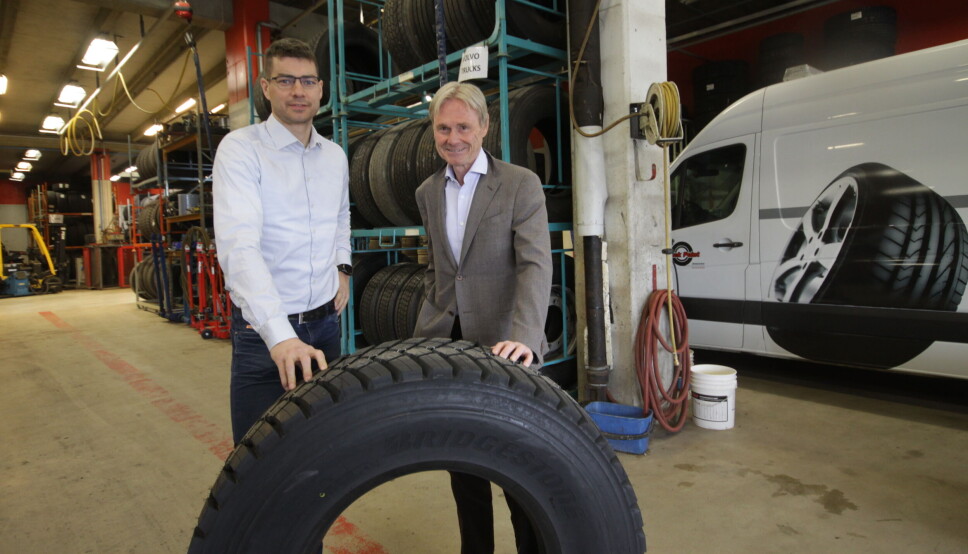 KLAR MELDING: Daglig leder Kristian Spernes (t.v.) og eier Bjørne Byhring hos Bridgestone-importøren Gjerde & Byhring AS kan ikke få understreket nok viktigheten av å velge riktig dekk til sitt bruk. Her med et lastebildekk beregnet på kjøring i anlegg og på vanlig vei, et såkalt mix-dekk. KLAR MELDING: Daglig leder Kristian Spernes (t.v.) og eier Bjørne Byhring hos Bridgestone-importøren Gjerde & Byhring AS kan ikke få understreket nok viktigheten av å velge riktig dekk til sitt bruk. Her med et lastebildekk beregnet på kjøring i anlegg og på vanlig vei, et såkalt mix-dekk.