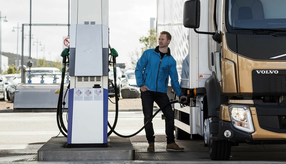 PRISGALOPP: Pumpeprisen på drivstoff har skutt i været, og nå ber sentrale aktører i transportbransjen myndighetene om hjelp i form av avgiftslettelser.