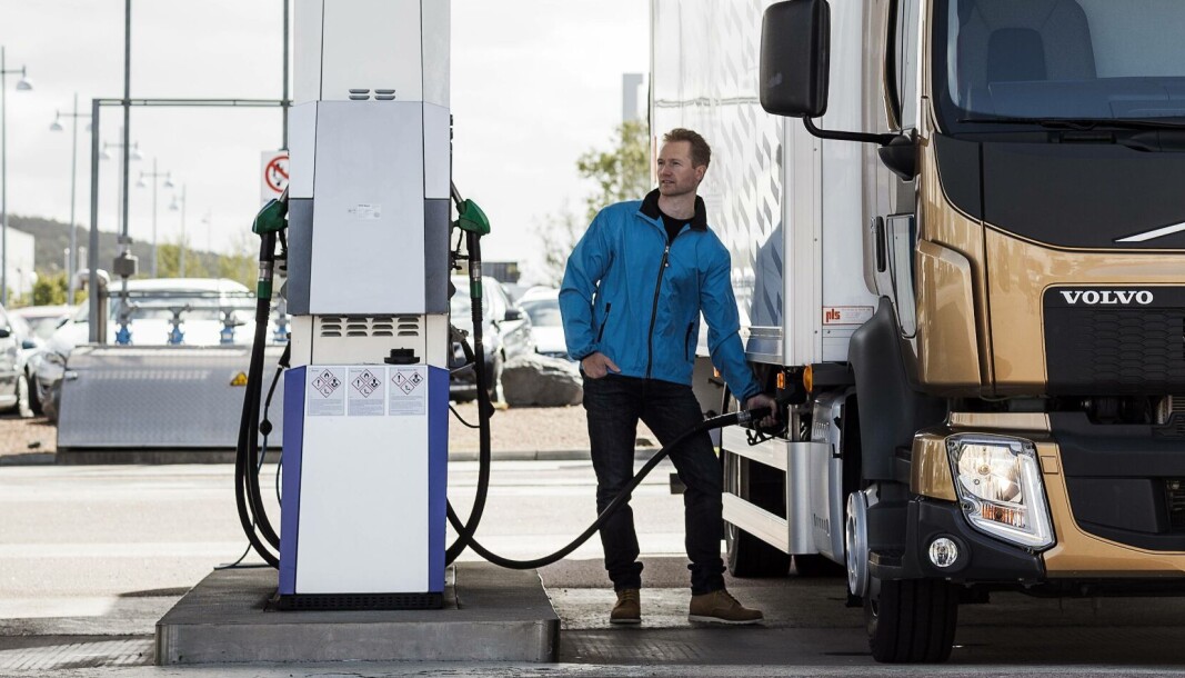 PRISGALOPP: Pumpeprisen på drivstoff har skutt i været, og nå ber sentrale aktører i transportbransjen myndighetene om hjelp i form av avgiftslettelser. PRISGALOPP: Pumpeprisen på drivstoff har skutt i været, og nå ber sentrale aktører i transportbransjen myndighetene om hjelp i form av avgiftslettelser.