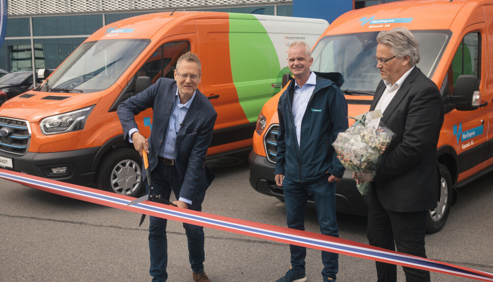 FØRST UTE: Daglig leder i NorEngros Kjosavik, Gunnstein Kjosavik (i midten) er den første i Norge som får overlevert nye E-Transit. At både adm. dir. i Ford Motor Norge, Per Gunnar Berg (med saksa) og adm. dir. i Kverneland Bil, Helge Ellingsen, stilte personlig sier litt om viktigheten av modellen for Ford i Norge. FØRST UTE: Daglig leder i NorEngros Kjosavik, Gunnstein Kjosavik (i midten) er den første i Norge som får overlevert nye E-Transit. At både adm. dir. i Ford Motor Norge, Per Gunnar Berg (med saksa) og adm. dir. i Kverneland Bil, Helge Ellingsen, stilte personlig sier litt om viktigheten av modellen for Ford i Norge.