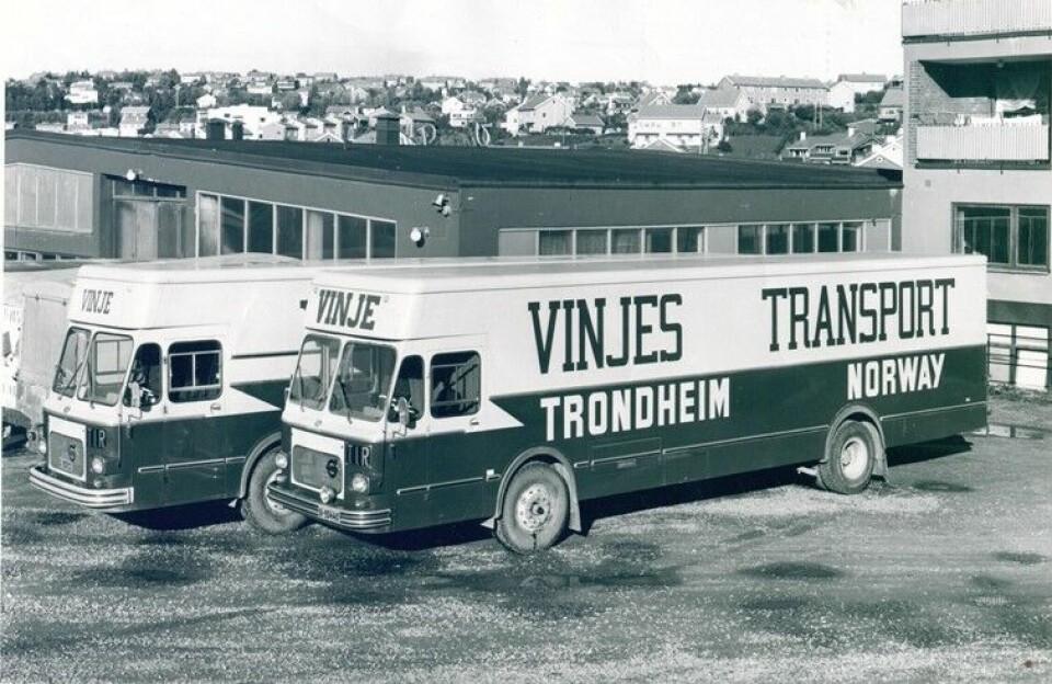 POPULÆRE: To av de spesielle flyttebilene fra Vinje Transport. Bygd hos Aunes Karosseriverksted i Stjørdal, og et veldig populært produkt en periode. (Bilder utlånt av Aunes Karosseriverksted)