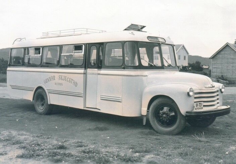 STARTEN: En av de første bussene firmaet bygde. (Bilder utlånt av Aunes Karosseriverksted)