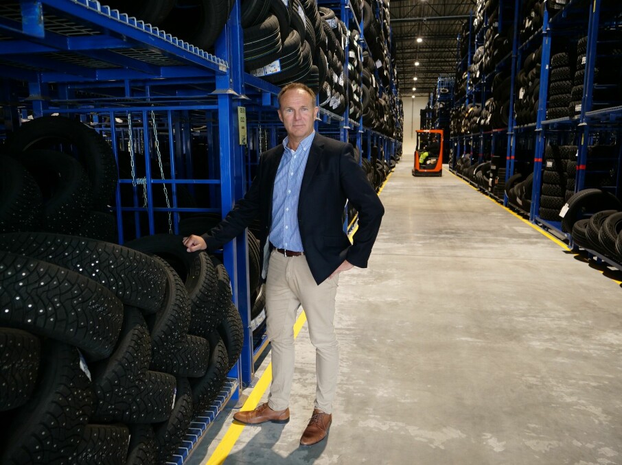 GOD PLASS: Her er salgsdirektør Kjetil Nilsen å se inne i det nye dekklageret med en kapasitet opp til 300.000 dekk.