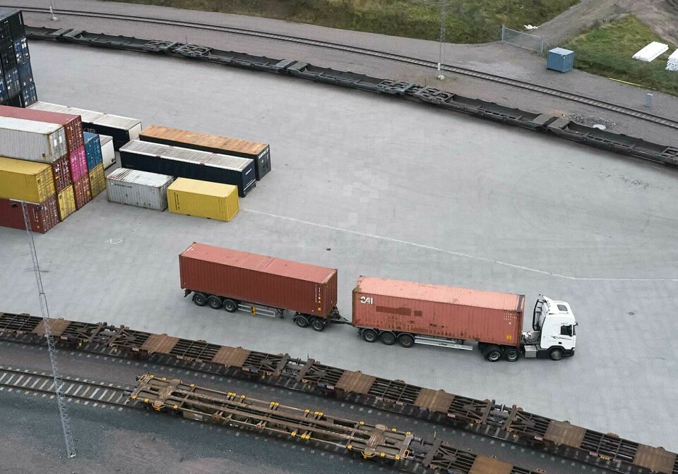 LAAANG: Jula Logistics er en av partnerne i Scania Pilot Partner og kjører et 32 meter langt vogntog med totalvekt på 64 tonn. Mer last og færre turer gir 70 prosent lavere energiforbruk per transporterte enhet. Nå skal trekkvognen elektrifiseres. Foto: Scania