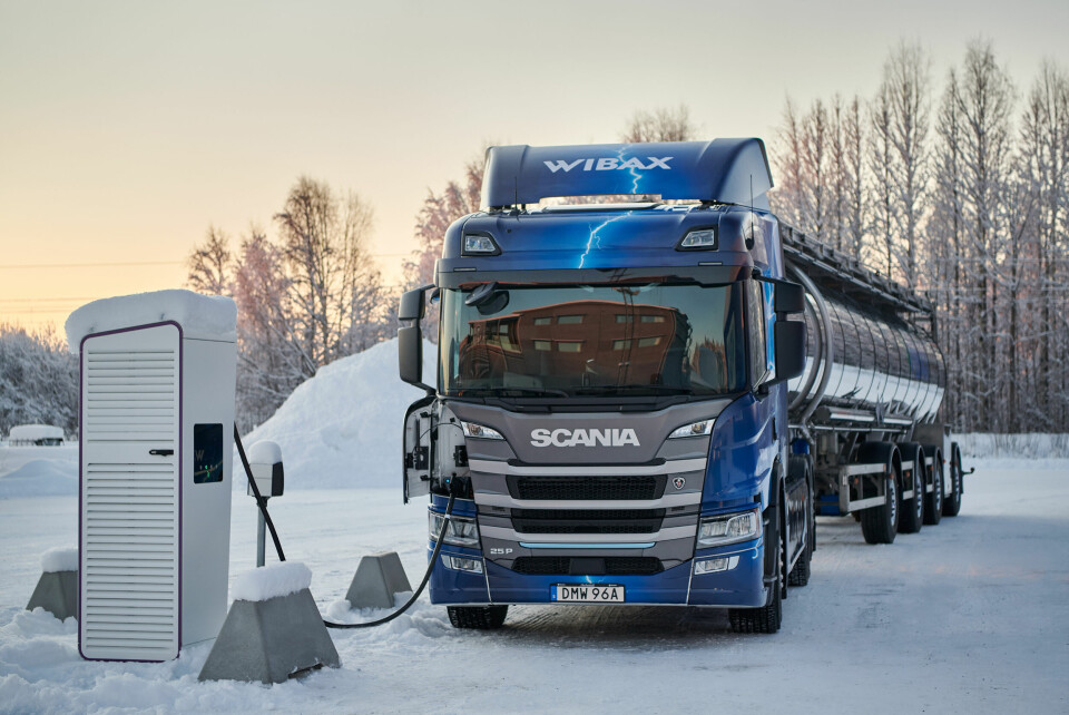 BULK TIL BATTERIFABRIKK: Wibax kjører bulktransport mellom havnen i Skellefteå og Northvolts batterifabrikk i Piteå, så her har Scania Pilot Partner skreddersydd et 64-tonns sett med elektrisk drivlinje for den faste ruten på 80 kilometer hver vei. Trekkvognen er en Scania 25 P BEV 6x2. Foto: Scania