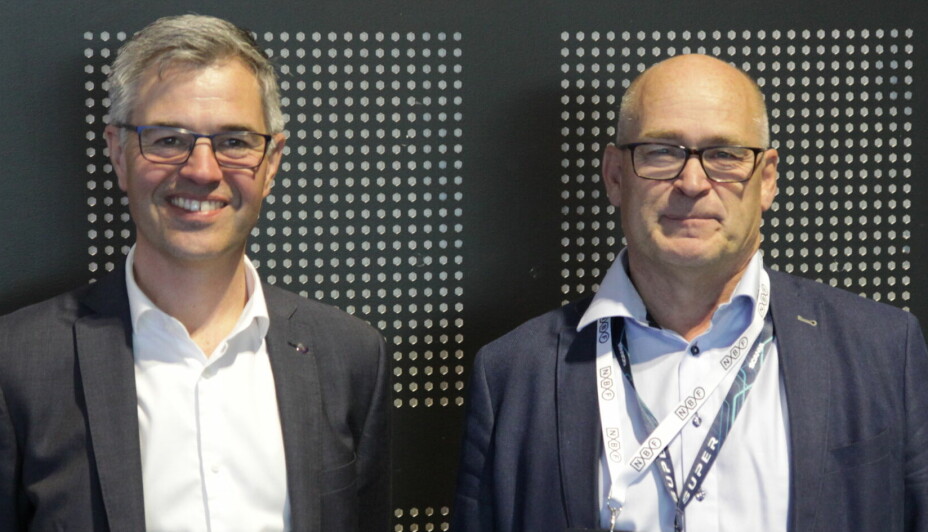 LANGT FREMME: Tony Sandberg (t.v.), sjef for Scania Pilot Partner, og John Lauvstad, direktør for markedsføring, kommunikasjon og bærekraft i Norsk Scania AS, jobber tett sammen ettersom Norge er langt fremme i elektrifiseringen.
