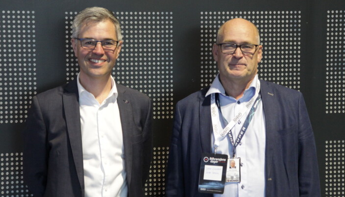 LANGT FREMME: Tony Sandberg (t.v.), sjef for Scania Pilot Partner, og John Lauvstad, direktør for markedsføring, kommunikasjon og bærekraft i Norsk Scania AS, jobber tett sammen ettersom Norge er langt fremme i elektrifiseringen.